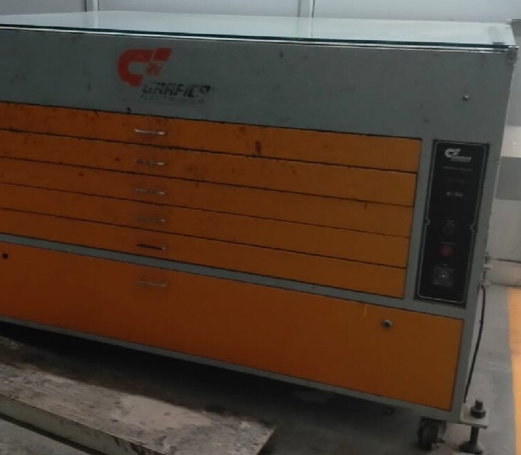 Screen storage and drying cabinet