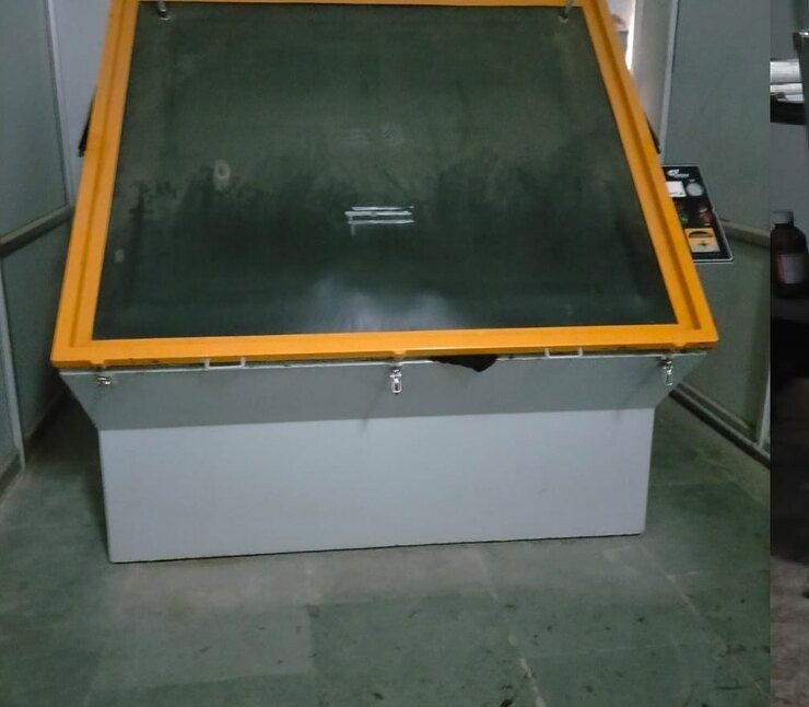 Screen exposing unit with vacuum frame