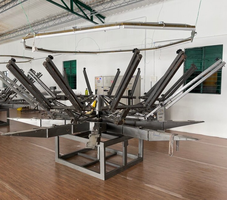 Automatic screen printing carousel with raised print heads